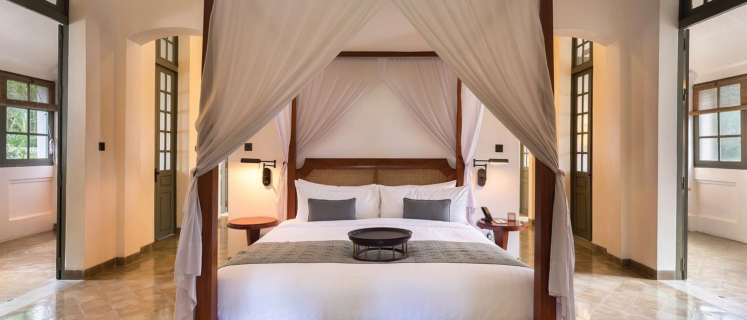 Lüks otel süiti, tente yataklı oda