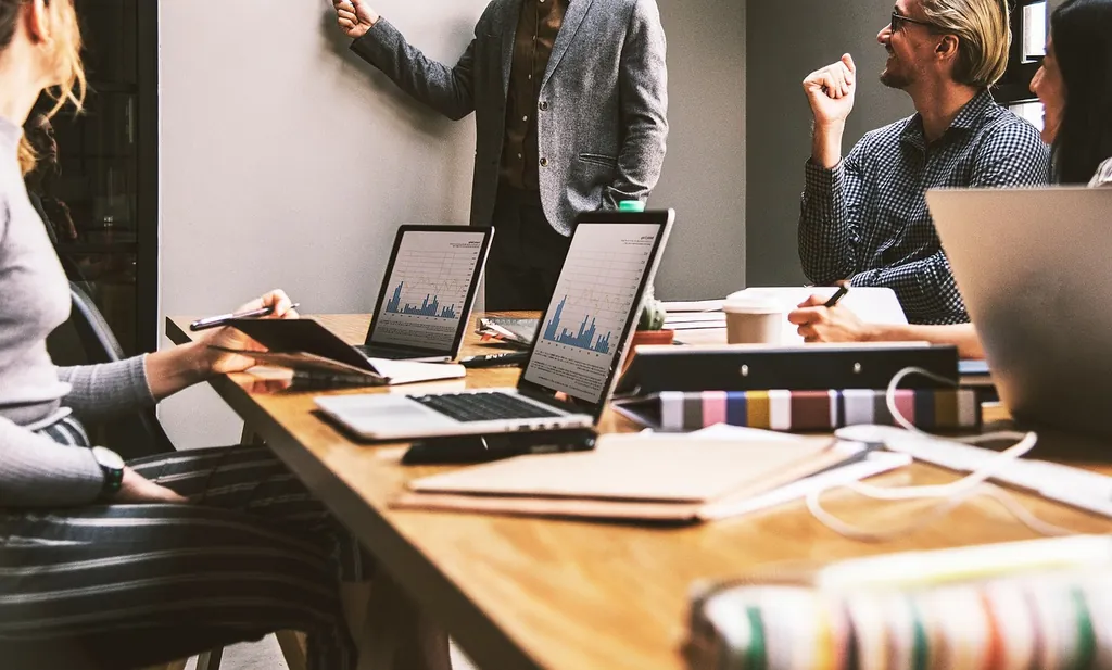 Hazır CRM mi Özel CRM Yazılımı mı? KOBİ Rehberi 2026