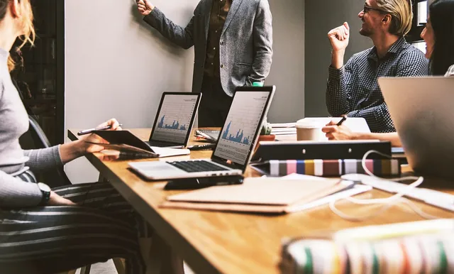 Hazır CRM mi Özel CRM Yazılımı mı? KOBİ Rehberi 2026
